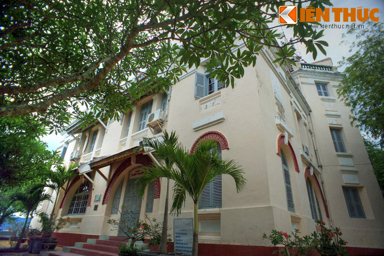 Sau khi khánh thành 5 biệt thự này, người Pháp tiến hành xây Viện Hải dương học Nha Trang năm 1925. Chủ nhân đầu tiên của biệt thự Xương Rồng chính là tiến sĩ người Ðức Krempt - vị giám đốc đầu tiên của Viện Hải dương học Nha Trang. Ảnh: Biệt thự Xương Rồng.