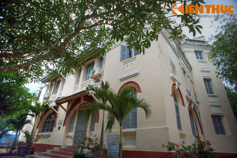 Sau khi khánh thành 5 biệt thự này, người Pháp tiến hành xây Viện Hải dương học Nha Trang năm 1925. Chủ nhân đầu tiên của biệt thự Xương Rồng chính là tiến sĩ người Ðức Krempt - vị giám đốc đầu tiên của Viện Hải dương học Nha Trang. Ảnh: Biệt thự Xương Rồng.