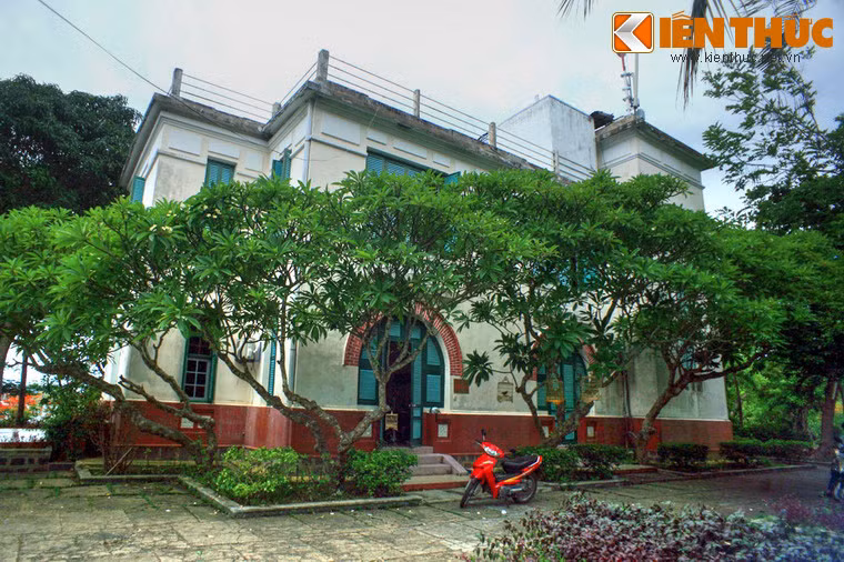 Biệt thự Vọng Nguyệt nằm ở đồi thứ 2 cũng cao 2 tầng và có dáng hình hộp chữ nhật. Khi vua Bảo Đại còn ở đây, tầng trệt được dùng làm phòng họp, chiêu đãi quan khách, tầng trên là nơi nghỉ của vua và hoàng hậu. Phía trên sân thượng là nơi vua và hoàng hậu đón gió, ngắm trăng lên. Ảnh: Biệt thự Vọng Nguyệt.