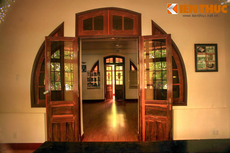 Sau năm 1975, được chính quyền mới tiếp quản, lầu Bảo Ðại từ một chốn "cấm cung" đã mở cửa đón và phục vụ khách ăn, nghỉ, tham quan. Ảnh: Nội thất của biệt thự Nghinh Phong.