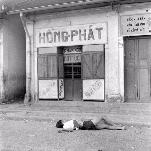 Thi thể một người Việt thiệt mạng do bạo lực chính trị trên đường phố.