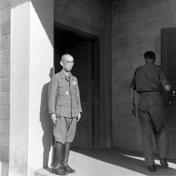 Một lính Nhật không vũ trang đứng gác tại một cơ sở quân sự của quân Anh.