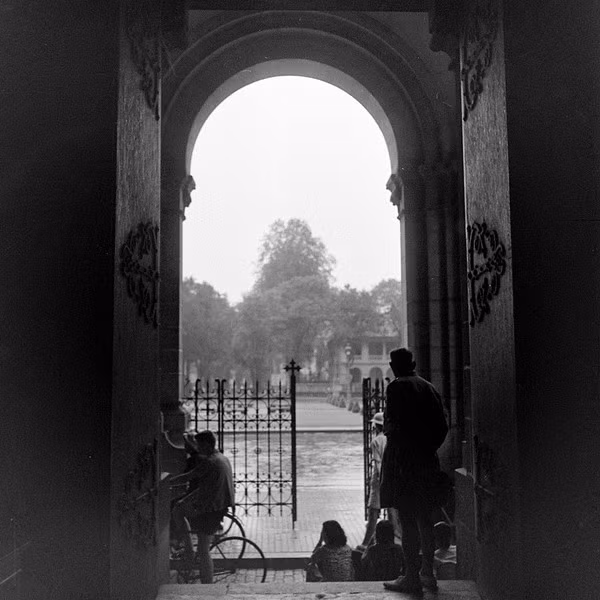 Khung cảnh nhìn từ trong một vòm cửa nhà thờ Đức Bà.