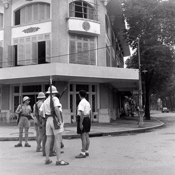 Lính đồng minh đứng ở góc đường Hàm Nghi - Phó Đức Chính.