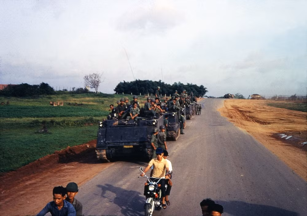 Xe chở quân của chính quyền Sài Gòn trên một con đường ở ngoại ô.
