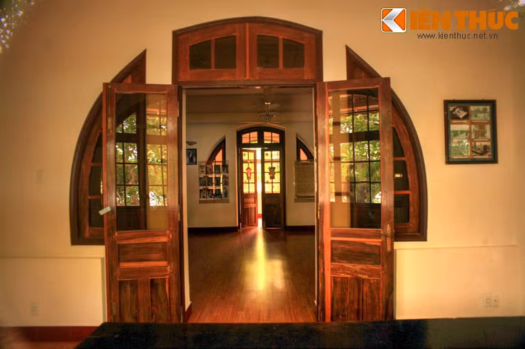 Sau năm 1975, được chính quyền mới tiếp quản, lầu Bảo Ðại từ một chốn "cấm cung" đã mở cửa đón và phục vụ khách ăn, nghỉ, tham quan. Ảnh: Nội thất của biệt thự Nghinh Phong.