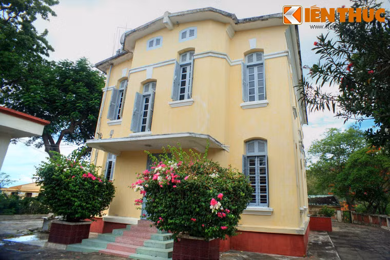 Các toà biệt thự ở nơi đây được xây dựng năm 1923 để làm nơi ăn ở cho các nhà Hải dương học, có tên lần lượt là: Les Agaves (Xương Rồng), Les Frangipaniers (Bông Sứ), Les Bouguinvilles (Hoa Giấy), Les Flamboyants (Phượng Vĩ), Les Badamniers (Cây Bàng). Ảnh: Biệt thự Hoa Giấy.