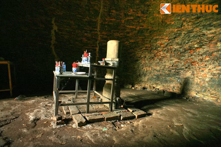 Trong văn hóa Chăm, Linga và Yoni số lượng lớn, hình dáng và kích thước rất phong phú, với những đặc điểm riêng. Nét đặc trưng là trên đầu Linga thường hơi bằng, trừ số rất ít có hình vòng cầu hoặc hình chóp. Ảnh: Linga bằng đá được thờ tại tháp Chiên Đàn.