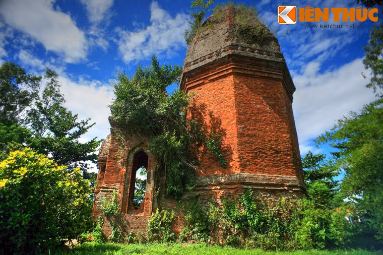 Linga, Yoni được tôn thờ khá phổ biến ở các nước chịu sự ảnh hưởng của Ấn Độ giáo, trong đó có Chăm Pa lúc bấy giờ. Vì vậy Linga –Yoni thường được thờ trong tháp Chăm, biểu tượng cho thần Siva và sự sinh sôi, phát triển. Ảnh: Tháp Chiên Đàn (Điện Bàn, Quảng Nam) mang hình dáng của một linga.