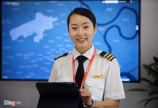 ngam nu phi cong Han Quoc xinh dep tren duong bay VN