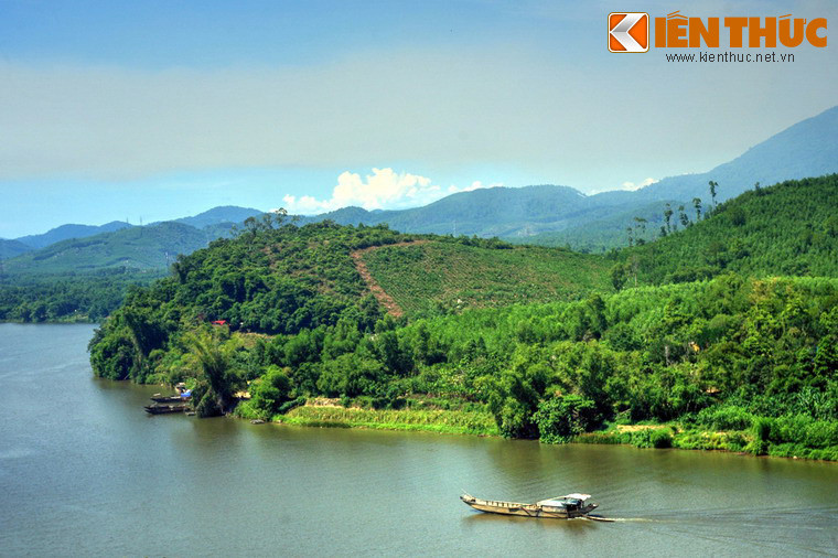 Nằm ở bờ sông đối diện là núi Ngọc Trản với điện Hòn Chén - một di tích lịch sử quan trọng của Huế - nằm ở sườn núi.