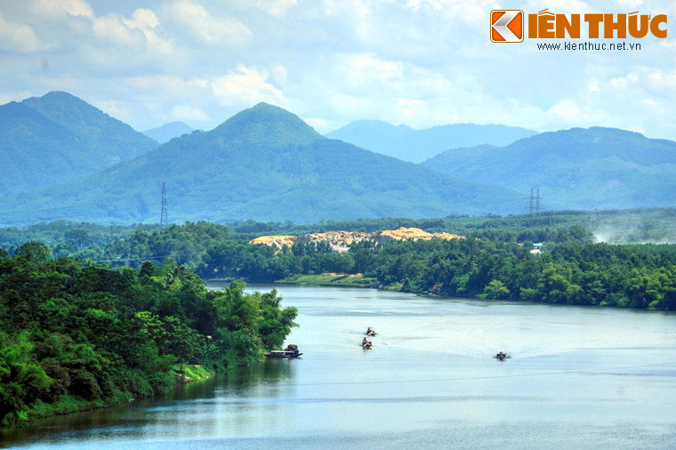 Đó là dòng sông Hương uốn lượn như một dải lụa dưới phông nền là những rặng núi hùng vĩ của dải Trường Sơn.