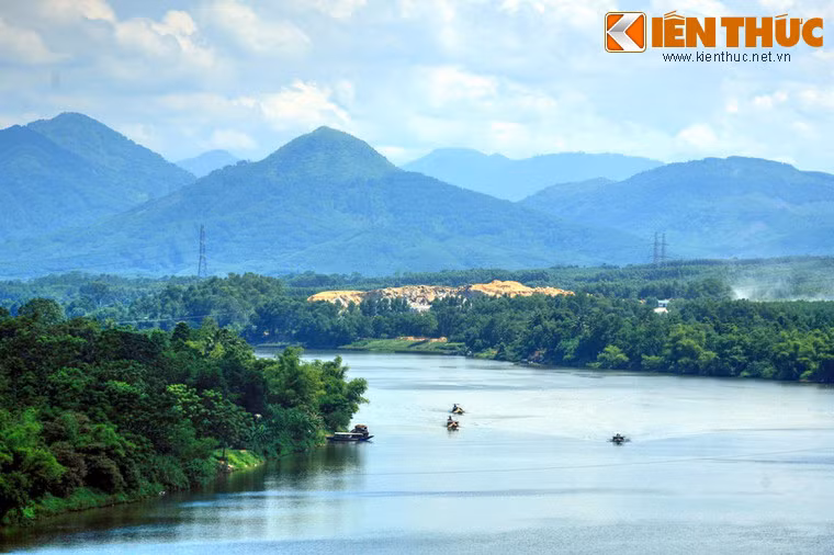 Đó là dòng sông Hương uốn lượn như một dải lụa dưới phông nền là những rặng núi hùng vĩ của dải Trường Sơn.