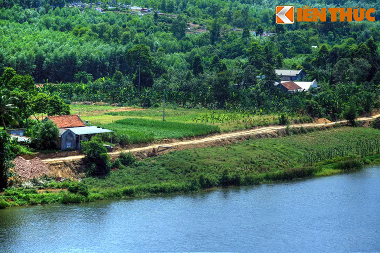 Dọc theo bờ sông là những chòm xóm mộc mạc nằm giữa màu xanh của những đồng ruộng, vườn cây ăn quả tươi tốt.