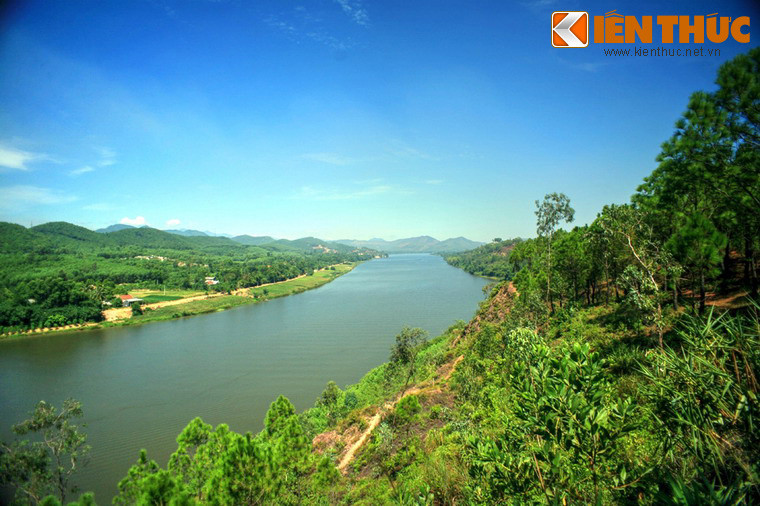 1. Nằm ven bờ sông Hương, cách trung tâm TP Huế khoảng 7km, đồi Vọng Cảnh là một cảnh đẹp nổi tiếng của đất Cố đô. Đúng như tên gọi, đứng từ trên đồi Vọng Cảnh có thể bao quát bức tranh tuyệt vời của phong cảnh xứ Huế tuyệt vời.