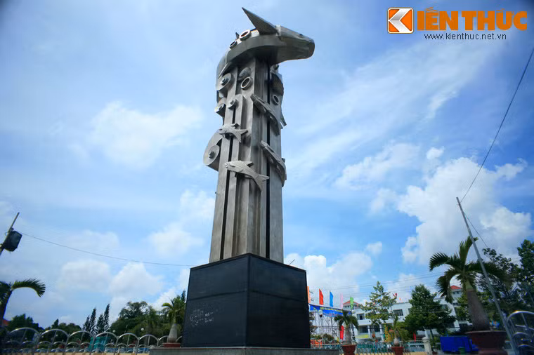 Đó chính là tượng đài Cá ba sa, một công trình mang tính biểu tượng của thành phố bên sông nước miền Tây này.