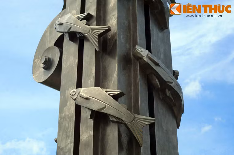 Tượng đài được khánh thành năm 2003 ở công viên Ngã Ba Sông, cao 14m, làm bằng chất liệu inox và đá granite.