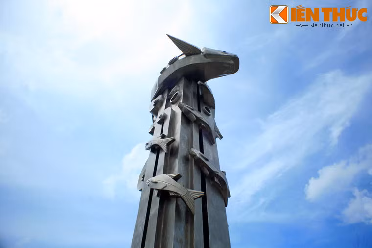Nhà thiết kế diễn giải về ý nghĩa tượng đài như sau: "Trên cột nước vút cao, cá ba sa vươn mình. Những con cá tra lượn quanh, hợp thành bầy đàn chín con biểu trưng sức sống của vùng sông nước Cửu Long, làm nền vững chắc, tạo thế tung hoành, hòa nhập, lan tỏa, phóng khoáng như tính cách người dân miền sông nước An Giang".