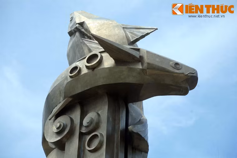 Các ngư dân ở Châu Đốc đã có lịch sử gần 100 năm nghề nuôi cá bè, tạo nên một đặc sản độc đáo danh tiếng khắp thế giới: cá ba sa, cá tra Châu Đốc - An Giang.