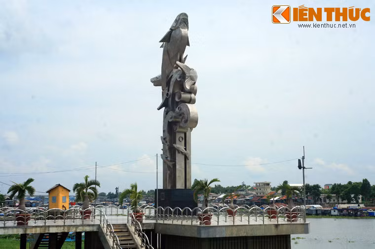 Nằm ở một vị trí có tầm nhìn rất đẹp ra sông nước Cửu Long, tượng đài Cá ba sa cũng là một điểm tham quan thú vị của du khách mỗi khi ghé thăm Châu Đốc.