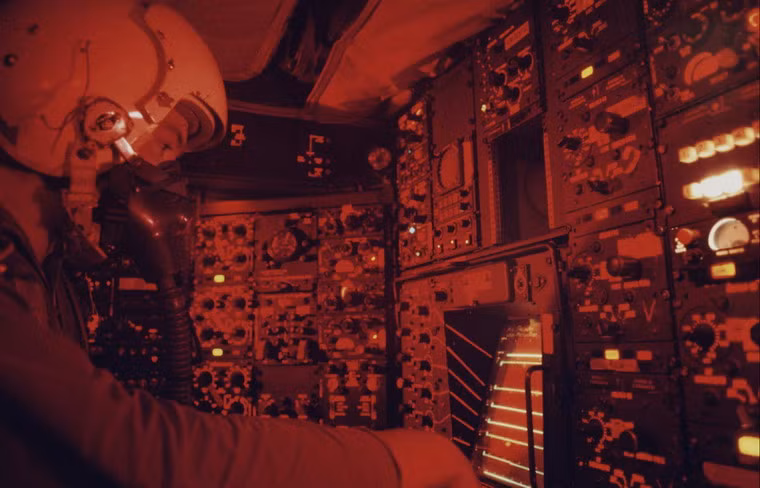 Phi công Mỹ thao tác trong một phi vụ đánh đêm của B-52.