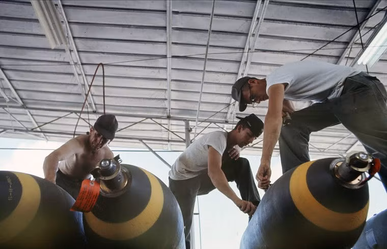 Các quả bom được kiểm tra và bảo dưỡng trước khi đưa lên máy bay.