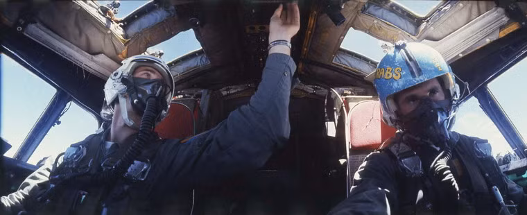 Các phi công kiểm tra kỹ thuật bên trong khoang lái một chiếc B-52.