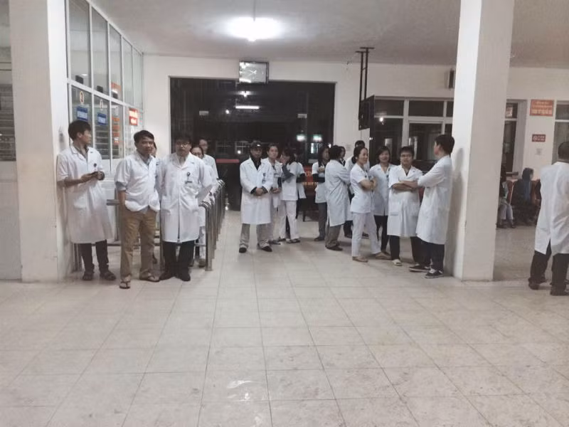 Các bác sĩ BVĐK Kỳ Anh túc trực đón công nhân bị thương vào cấp cứu. Ảnh Vietnamnet..