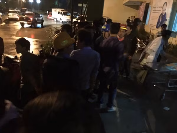 Tính đến 0h15 ngày 26/3, đã có ít nhất 14 người chết, hàng chục người bị thương từ vụ tai nạn sập giàn giáo. Ảnh: Vietnamnet.