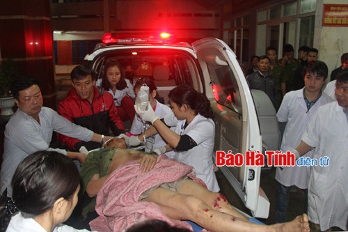 Phó Giám đốc Sở Y tế Hà Tĩnh - Nguyễn Tuấn cho biết, ngay sau khi tiếp nhận thông tin về vụ tai nạn, ngành đã huy động 100% phương tiện cấp cứu của Bệnh viện tỉnh và các bệnh viện trong địa phương đến hiện trường và cơ sở y tế để cấp cứu cho các bệnh nhân. Ảnh: Báo Hà Tĩnh.