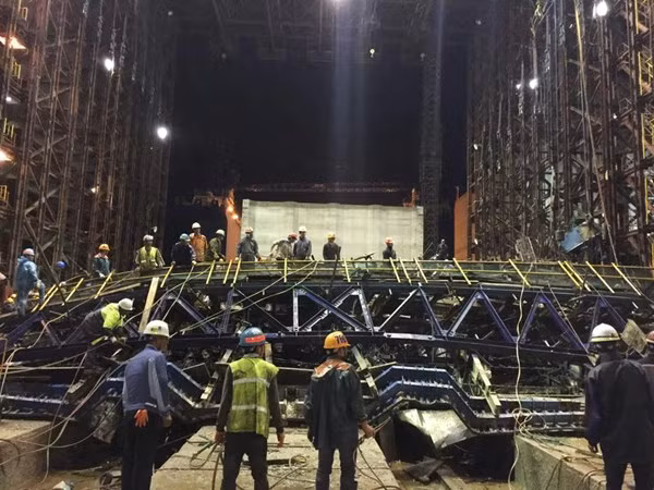 Một vụ sập giàn giáo kinh hoàng tại Formosa Hà Tĩnh đã xảy ra khoảng 19h tối 25/3. Vụ tai nạn lao động nghiêm trọng xảy ra khi công nhân nhà thầu Tập đoàn Sam Sung (Hàn Quốc) đang lắp ráp giàn giáo đổ trụ bê tông có chiều cao 30m. Ảnh: Tiền Phong.