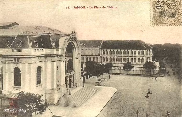 Đúng như tên gọi có nghĩa là quán "Cà phê hàng hiên", Café de la Terrace sở hữu một hàng hiên thuộc hàng đẹp nhất thành phố, hướng thẳng ra khoảng không gian khoáng đạt trước nhà hát lớn.