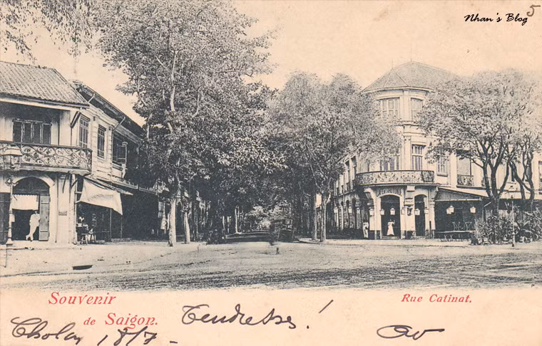 Nếu Café de la Terrace có mặt tiền hướng ra nhà hát lớn thì Café de la Rotonde cũng không kém cạnh với tầm nhìn bao quát toàn bộ sông Sài Gòn.