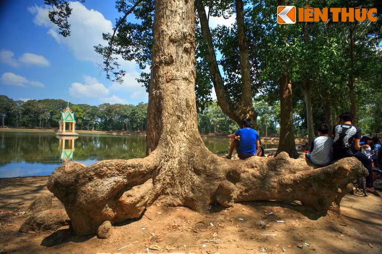 Theo đó, để có nước ngọt dùng trong mùa khô, dân làng Khmer nơi đây đã tổ chức cuộc thi đào ao giữa hai nhóm nam và nữ đồng thời với thể lệ nhóm nào thua sẽ phải đi cưới hỏi phái kia.