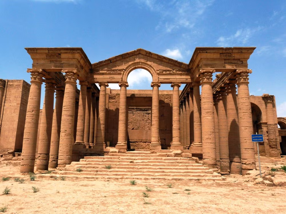 Sau 2.000 năm, những gì còn được lưu giữ ở Hatra là một quần thể kiến trúc đồ sộ mang phong cách kiến trúc Hy Lạp kết hợp với Parthian, nổi bật với các hàng cột và những bức tượng cổ có giá trị thẩm mỹ cao.