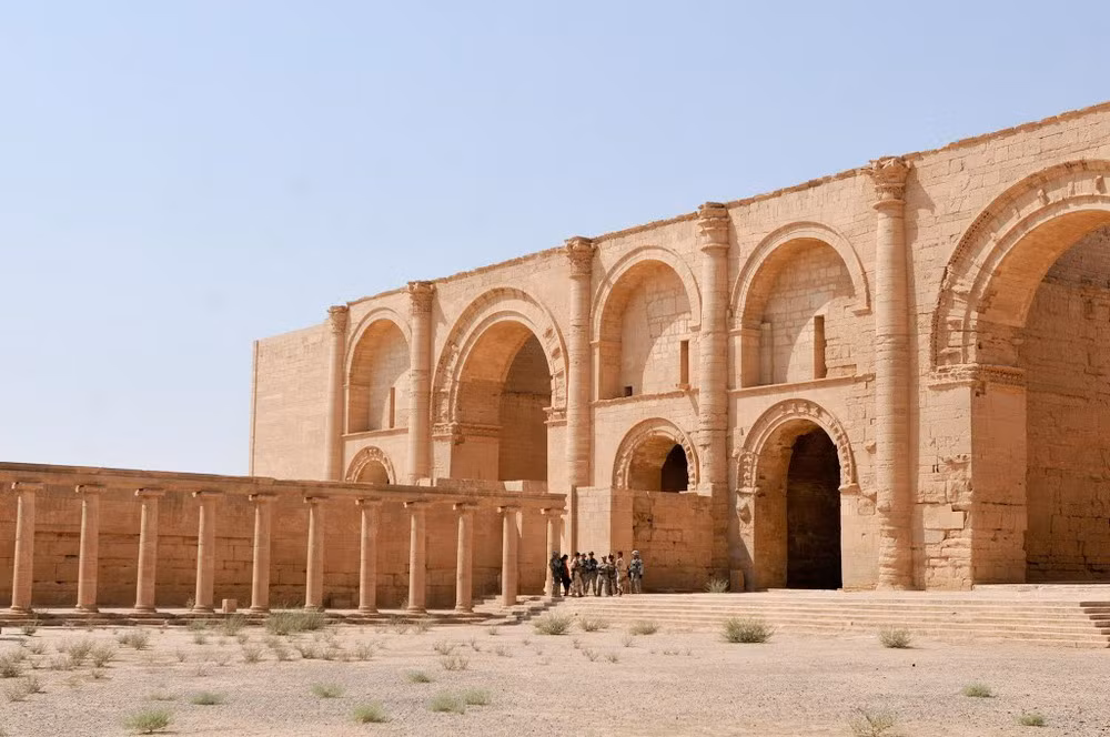 Sau cuộc xâm chiếm của vương quốc Sassanid vào năm 241, Hatra đã bị tàn phá nặng nề và trở thành một phế tích.