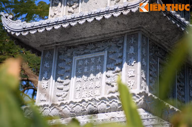 Trên từng tầng tháp là hàng ngàn những cánh sen, hoa sen, sóng nước, lá đề, dơi, câu đối, câu chú... được chạm khắc công phu.