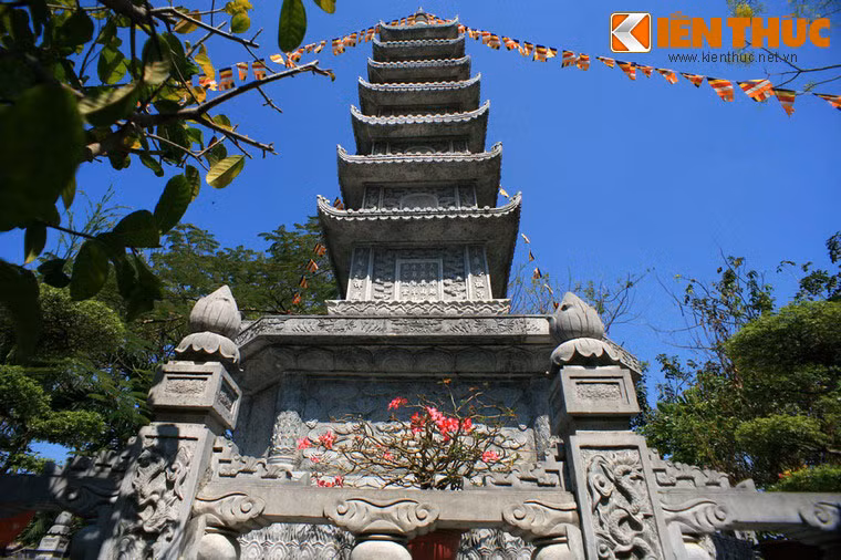 Với chiều cao 14m, trọng lượng khoảng 180 tấn, đây là tòa tháp đá cao và nặng nhất Việt Nam cho đến thời điểm hiện tại.