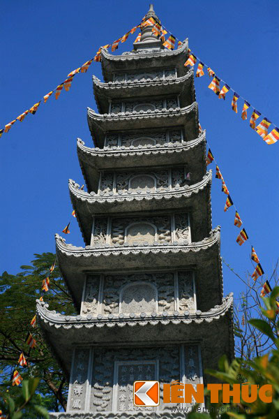 Bên trong tháp, mỗi tầng đều có bàn thờ Bồ tát Quán Thế Âm.