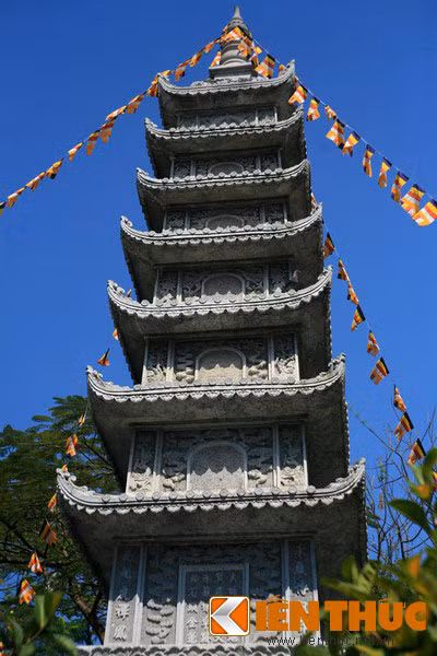 Bên trong tháp, mỗi tầng đều có bàn thờ Bồ tát Quán Thế Âm.