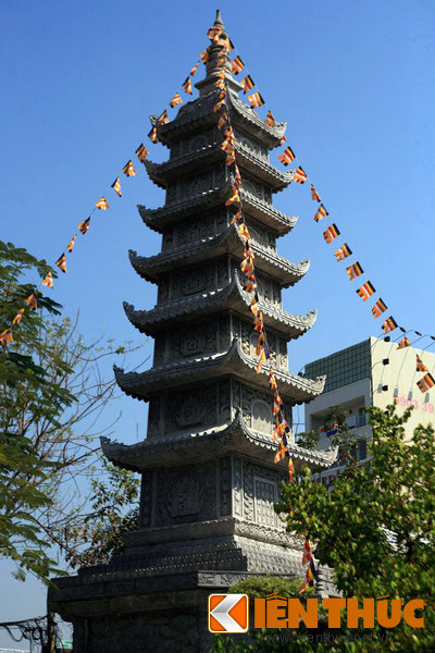 Tháp thờ cố Đại lão Hoà thượng Thích Thanh Kiểm, một trong hai vị cao tăng có công sáng lập chùa Vĩnh Nghiêm.