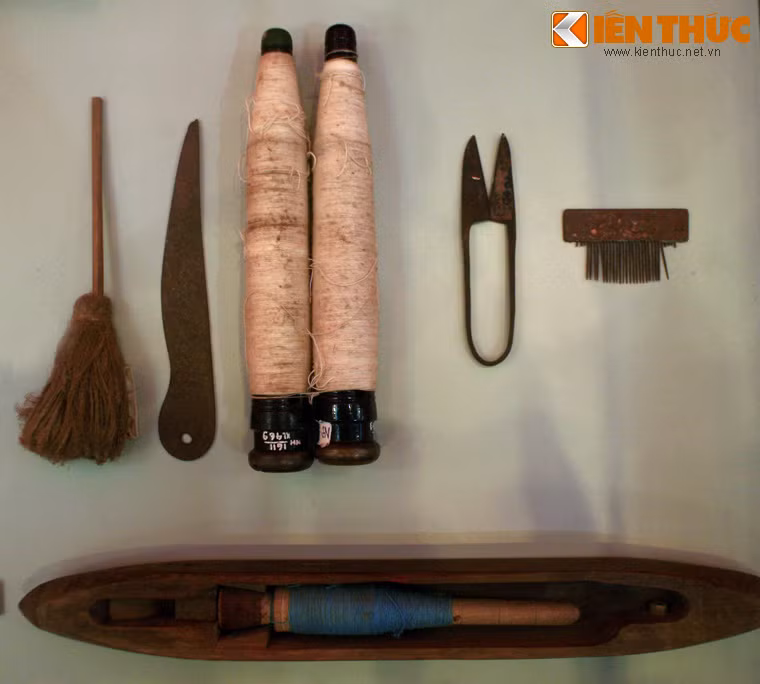 Chổi, dao, ống sợi, kéo cắt sợi, con thoi... của chị em phụ nữ công nhân dệt ở Nam Định sử dụng trong phong trào "Một triệu mét vải vì miền Nam ruột thịt".