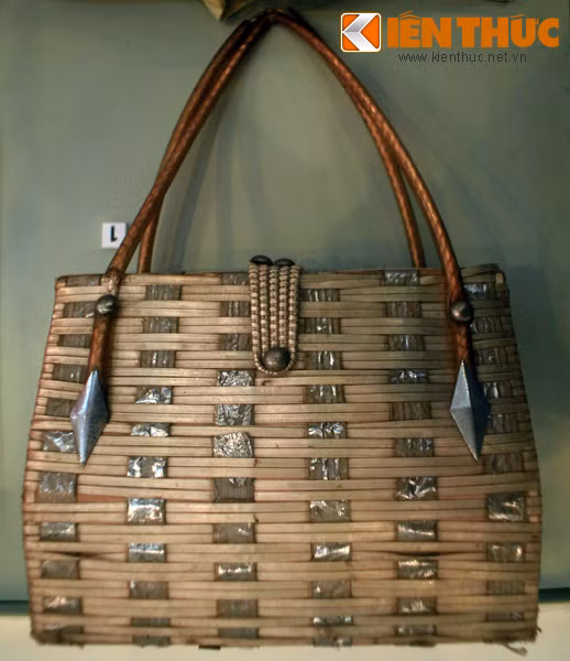 Túi của bà Phạm Ngọc Thu, thư ký phong trào "Phụ nữ đòi quyền sống" khu Sài Gòn dùng đựng tư trang cá nhân và vật dụng phục vụ cho các cuộc xuống đường biểu tình từ 1970 - 1975.