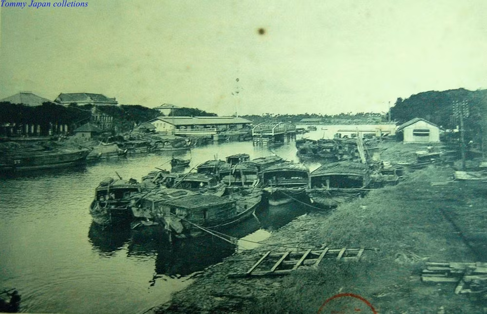 Thuyền bè trên kênh Tàu Hủ ở Chợ Lớn.