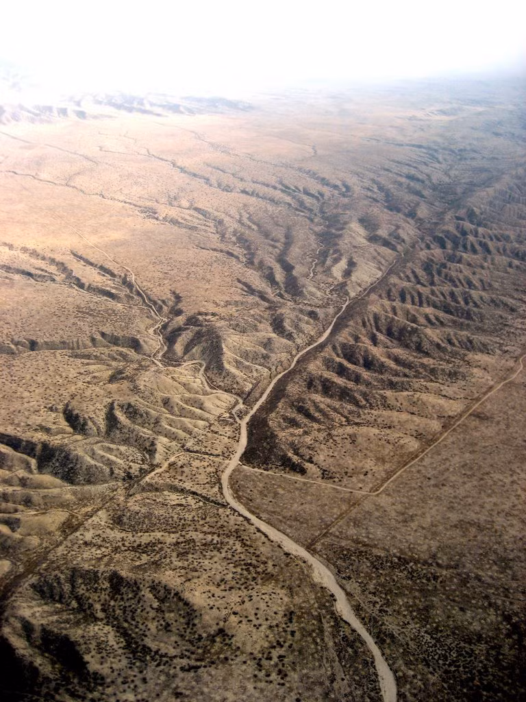 Đường đứt gãy này được hình thành từ 30 triệu năm về trước, khi hai mảng kiến tạo lớn là Thái Bình Dương và Bắc Mỹ va vào nhau.