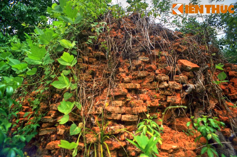 Kết cấu tháp đang bị nứt vỡ ở nhiều phần, tiềm ẩn nguy cơ đổ sụp bất cứ lúc nào.