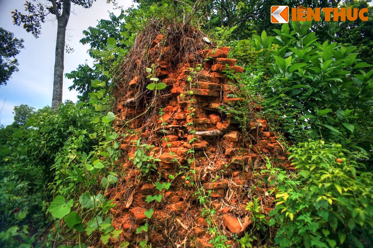 Tháp nhỏ có chất liệu và kỹ thuật xây dựng giống tháp lớn, lòng tháp còn lại khoảng 7,5m2.