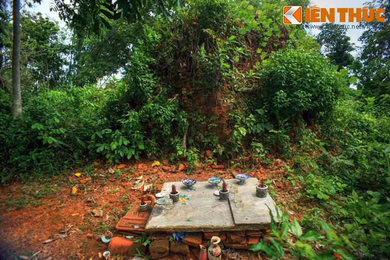 Phía trước tháp lớn, người dân địa phương đã lập một bàn thờ theo phong tục của người Kinh.