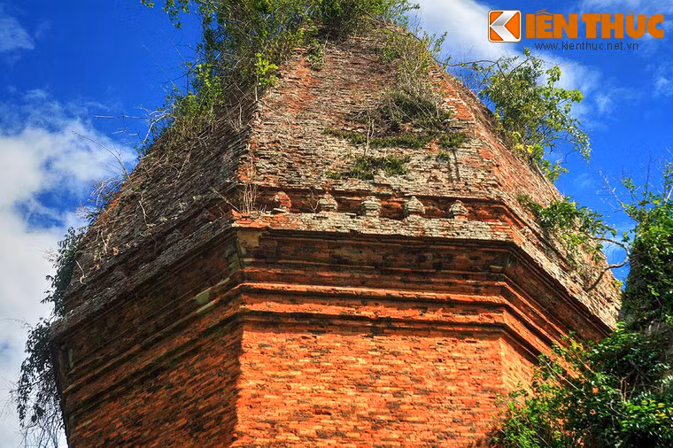 Vào đầu thế kỷ 20, nhà nghiên cứu người Pháp H. Parmentier đã có nhận xét rằng tháp Bằng An là một trong những tòa tháp có dáng vẻ kỳ lạ nhất trong lịch sử kiến trúc cổ Chăm Pa.