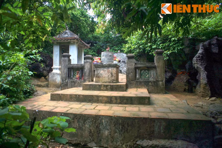 Lăng được xây bằng đá ở một khoảng đất hẹp giữa các phiến đá, có quy mô kiến trúc nhỏ và giản dị.